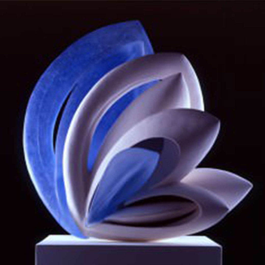 A blue and white, freeform sculpture resting on a white pedestal